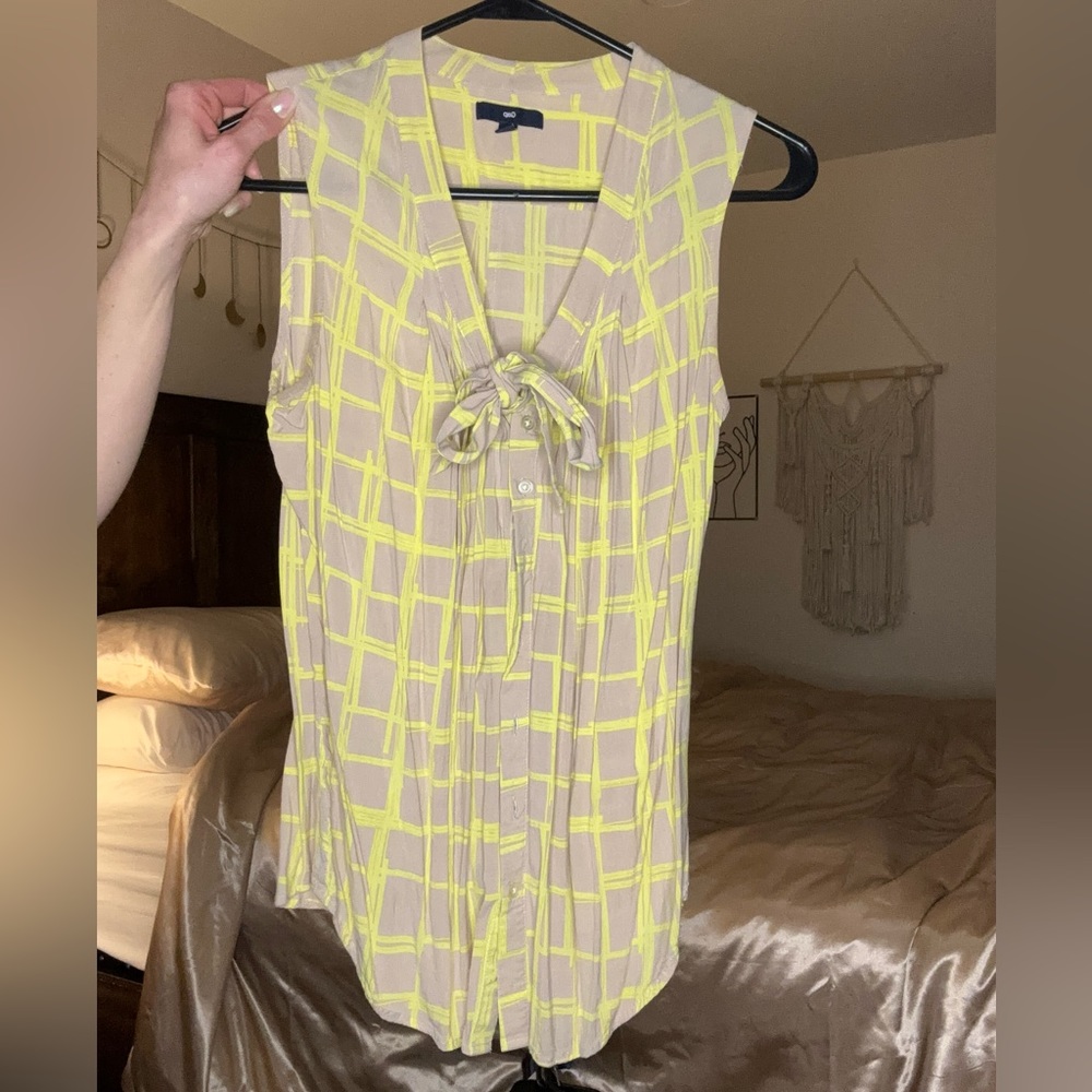 Gap no sleeve button down top. Size S